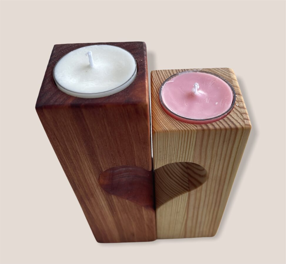Koka svečturis (sirsniņas forma) + tējas sveces kartona kastītē (6. gab)