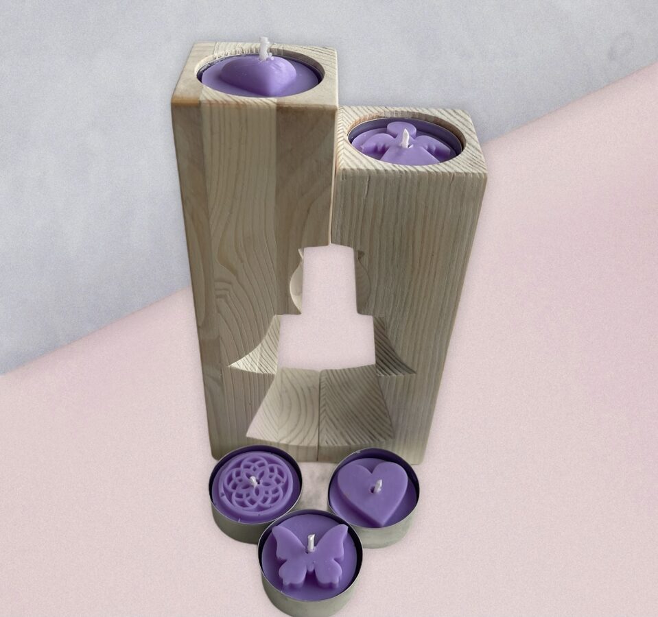 Koka svečturis (enģeļa figūra) +tējas sveces kartona kastītē (6. gab)