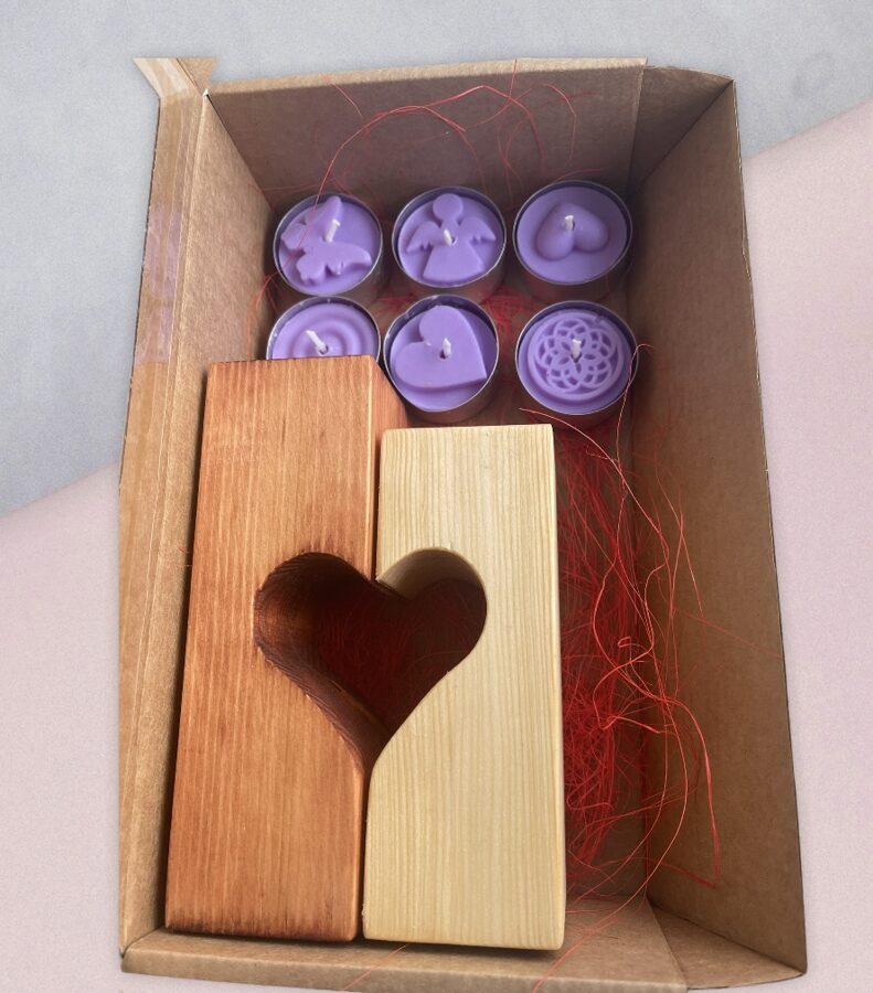 Koka svečturis (sirsniņas forma) + tējas sveces kartona kastītē (6. gab)