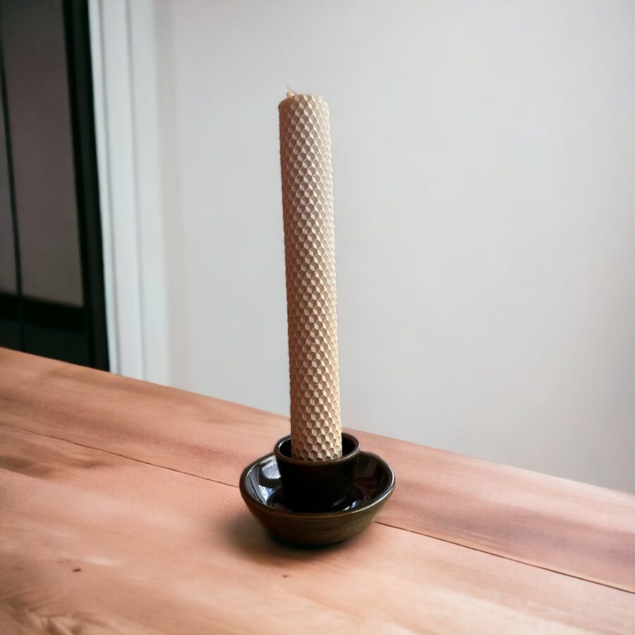 Tītās bišu vaska sveces ar keramikas svečturi 26x3 cm