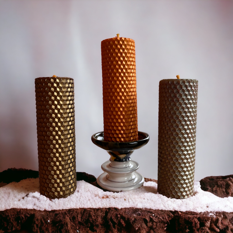 Tīto bišu vaska sveču komplekts svētkiem un ikdienai svētku toņos + keramikas paliknis