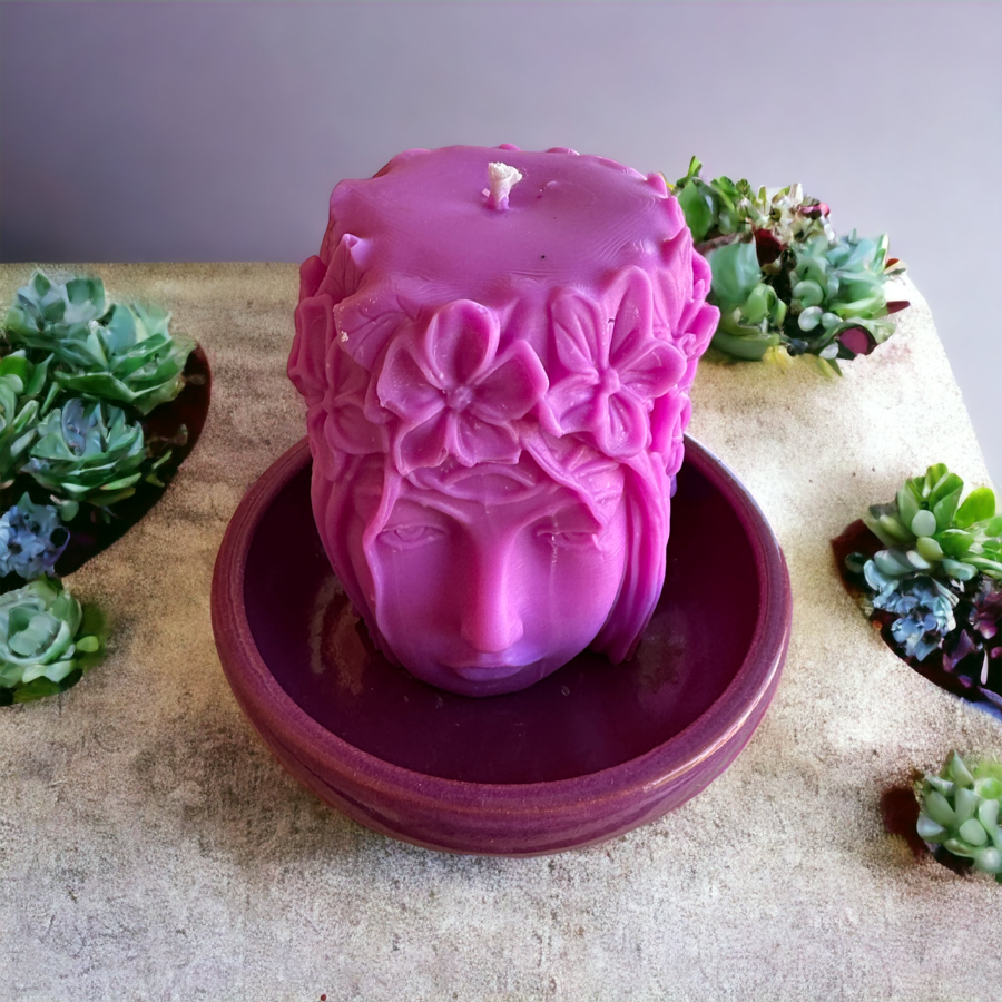 Sojas vaska svece romantiskam noskaņojumam kopā ar keramikas palikni