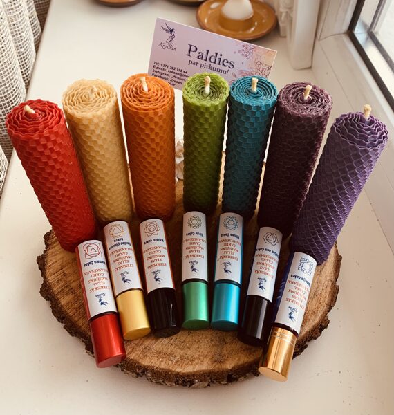 Bišu vaska svece komplektā ar čakras aromrullīti