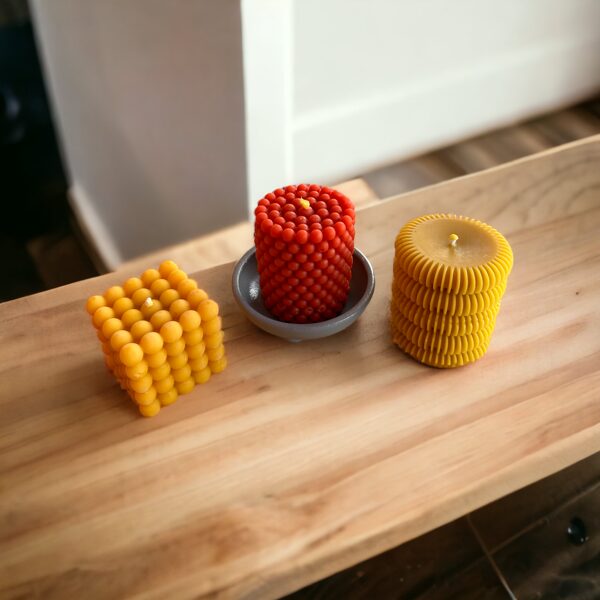 Bumbuļsveces atkal modē - bišu vaska sveču komplekts