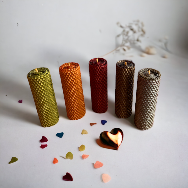 Tīto bišu vaska sveču komplekts svētkiem un ikdienai svētku toņos + keramikas paliknis