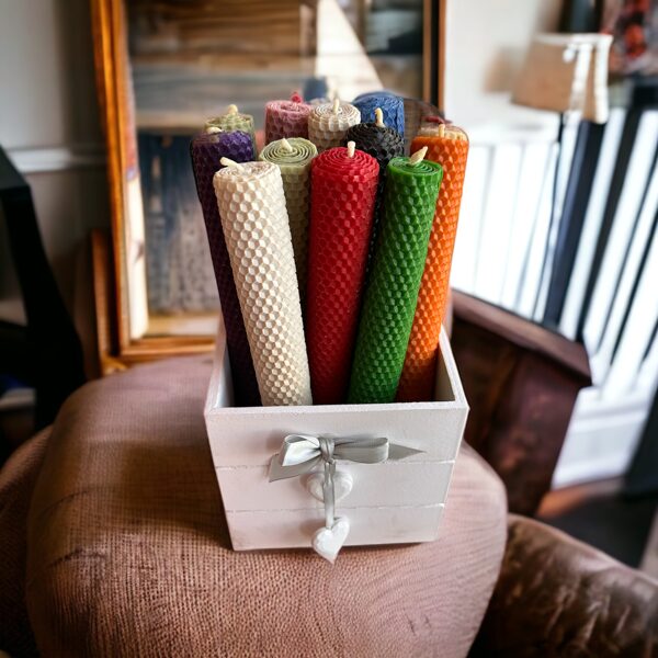 Tītās bišu vaska sveces ar keramikas svečturi 26x3 cm