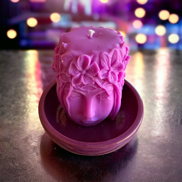 Sojas vaska svece romantiskam noskaņojumam kopā ar keramikas palikni